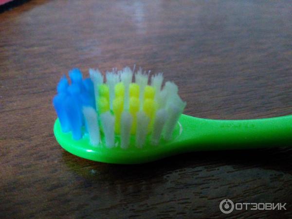 Детская зубная щетка Colgate Smiles 0-2 года фото