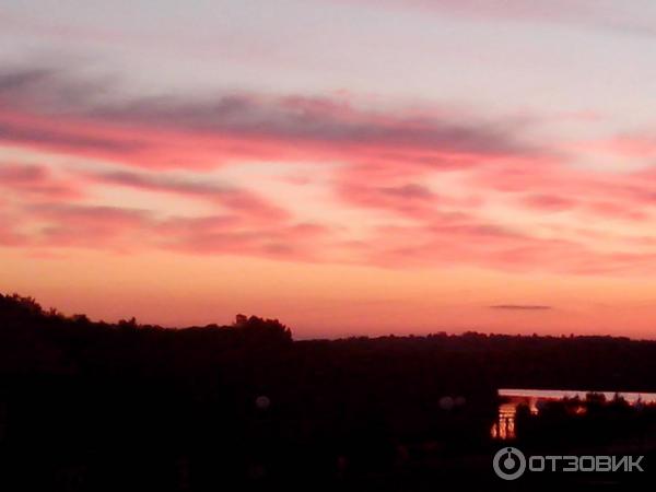 Закаты особенно красиво отражаются в озере