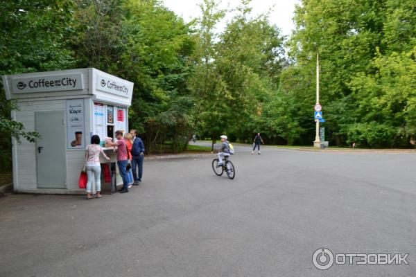 Велопрокат ВДНХ. ВДНХ ролики велосипед. ВДНХ ролики напрокат. ВДНХ велосипеды напрокат на троих.