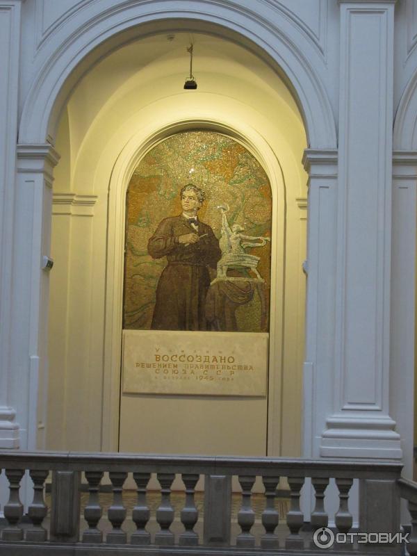 Мозаика с изображением скульптора В. Мухиной в вестибюле лестницы Академии