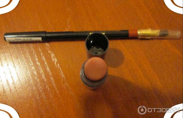 Губная помада Golden Rose Vision Lipstick оттенок 109. Рядом подводной карандаш Kiki оттенка 05.