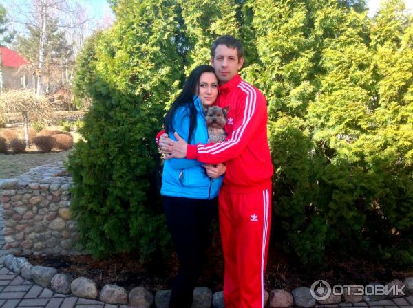 Фото с мужем на территории дома