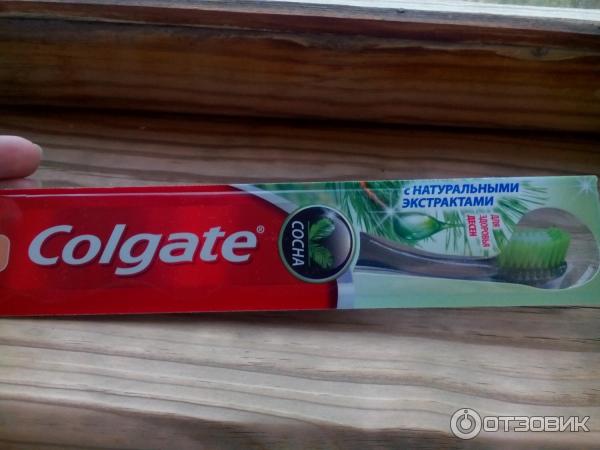 Зубная щетка Colgate с натуральными экстрактами фото