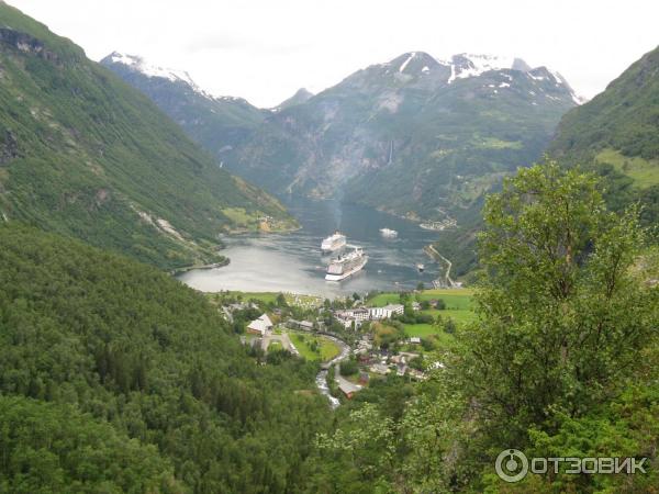 Смотровая площадка Flydalsjuvet (Норвегия, Гейрангер) фото