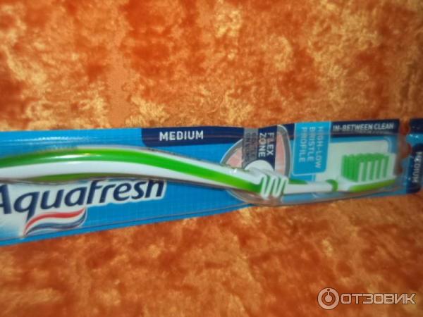 Зубная щетка Aquafresh in-between clean фото