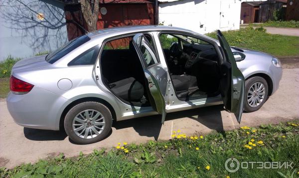 Автомобиль Fiat Linea седан фото