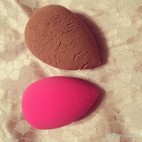 Это beauty blender, яичко для нанесения тоналки. Сверху изнасилованное за год использования, а снизу- розовый и новый)) когда-то и верхний был молодым)