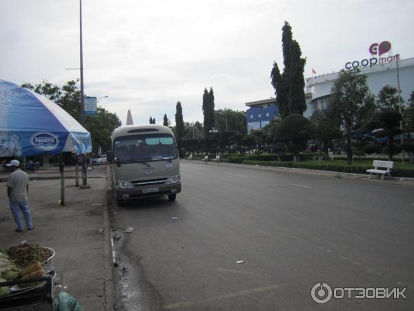 Остановка автобуса около ТЦ COOP mart.