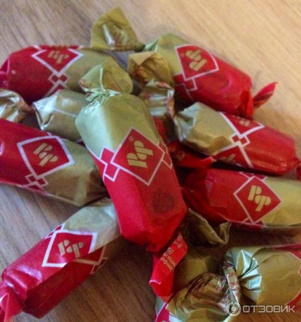 Конфеты бело коричневые. Конфеты в обертке
