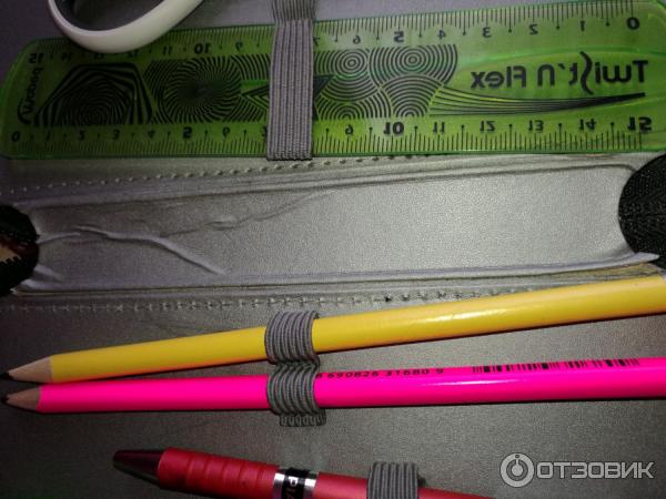 Фото карандашей и ручек в пенале внутри