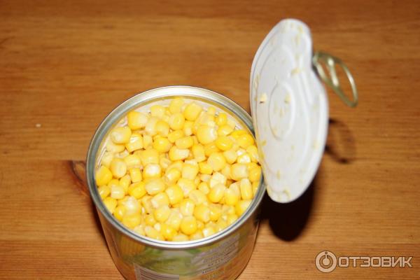 Кукуруза консервы. Консервная банка кукурузы. Кукуруза в банке соленая. При открытии банки кукурузы был хлопок. При открытии банки кукурузы был хлопок.