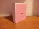 Духи в розовой упаковке. Парфюм в розовой коробке. Шанель розовая коробка. Шанель в розовой упаковке.